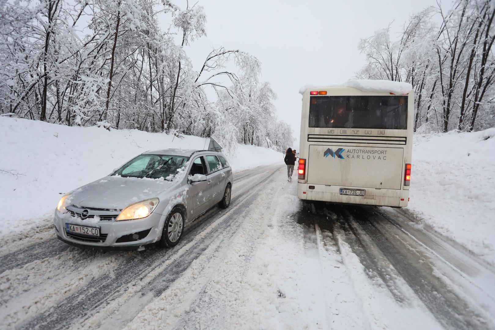 23.01. 2023., Karlovac - Autocesta D1 od Karlovca do Slunja zametena snijegom. Zbog neociscene ceste promet se odvija otezano uz zastoje.  Photo: Kristina Stedul Fabac/PIXSELL