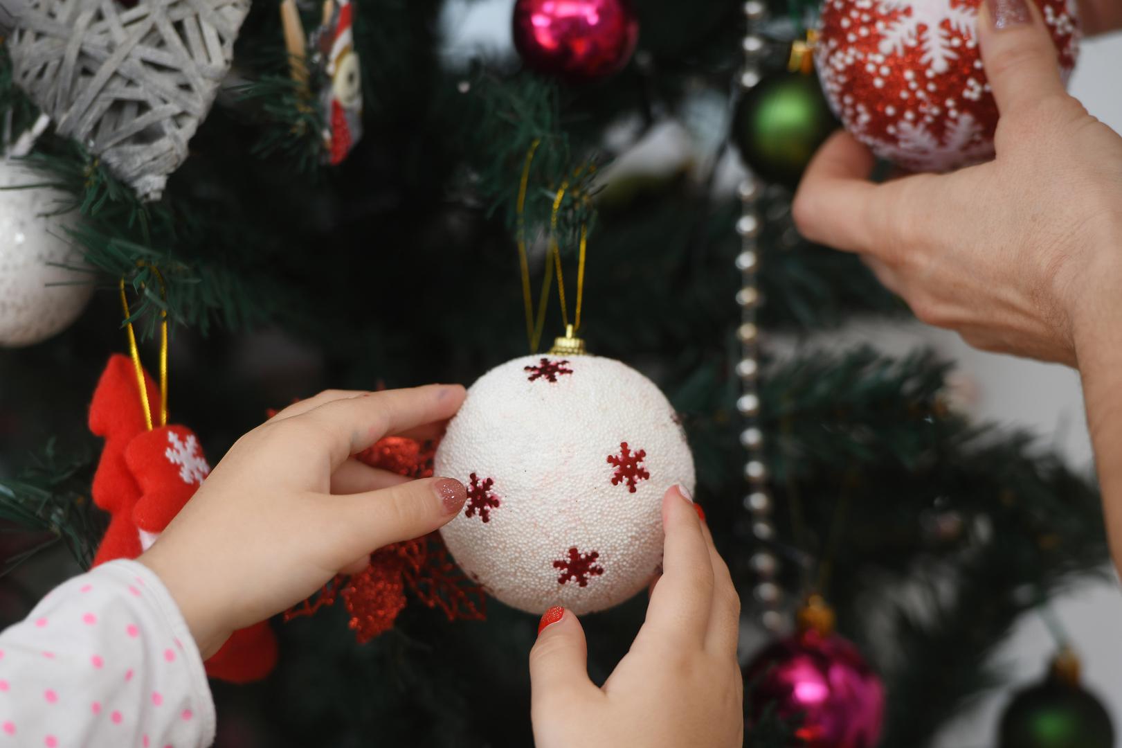 "Mislim da bi najbolji trenutak za postavljanje jelke bio zadnji vikend u studenom ili prvi dan Adventa. To je dovoljno rano da možete uživati u cijelom mjesecu prosincu, ali nije prerano da bi još uvijek imali osjećaj da poštujete tradiciju."