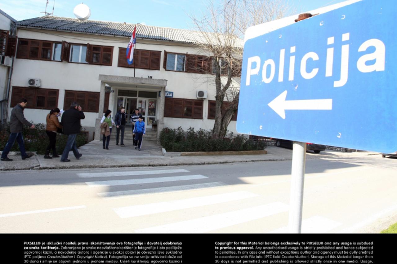 '22.02.2013., Vrgorac - Na podrucju Vrgorca u tijeku je provjera prijavljenih stanovnika. Po popisu ima vise stanovnika nego onih koji borave na tom podrucju. Nakon akcije velik broj ljudi dolazi u po