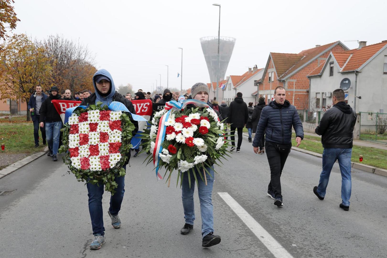 Hrvatske navijačke skupine su vatrene, ponosne, prkosne. Dišpet, inat, hrvatska vrela krv teče njihovim venama, a žrtva njihove domovine posebno je upisana u njihova srca. 