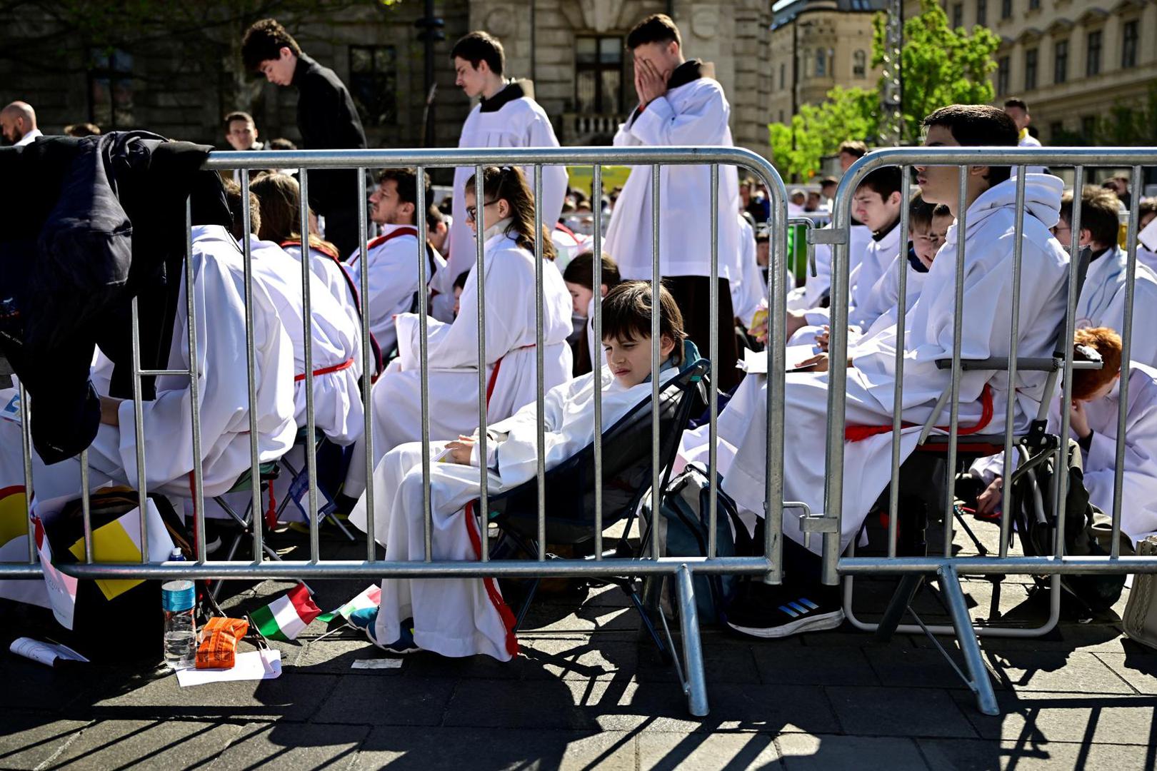 Acolytes attend a holy mass led by Pope Francis at the Kossuth Lajos Square during his apostolic journey in Budapest, Hungary, April 30, 2023. REUTERS/Marton Monus Photo: MARTON MONUS/REUTERS