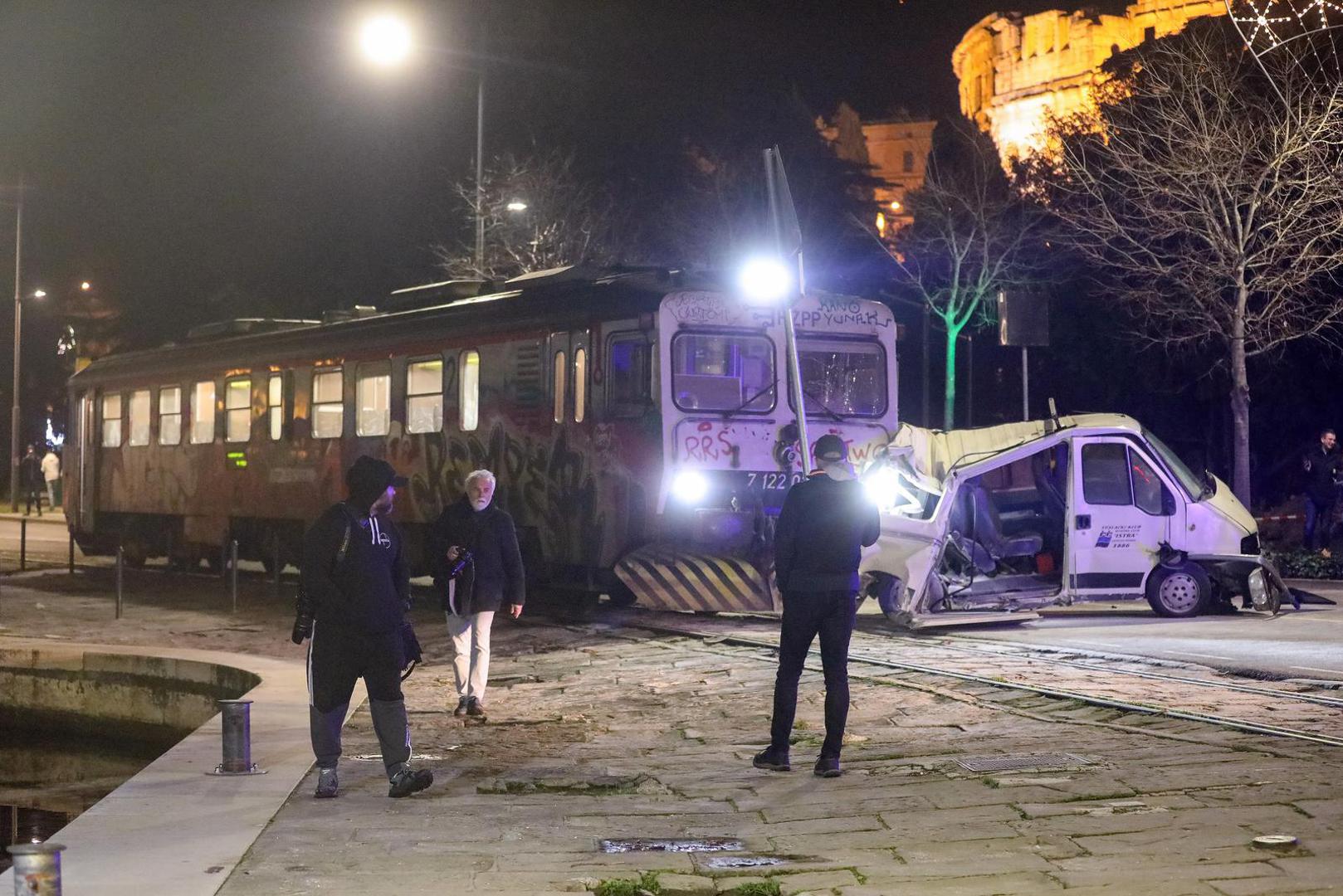 15.01.2023., Pula - Prometna nesreca na pulskoj rivi. Vlak kojem su vjerojatno otkazale kocnice nije se zaustavio na zeljeznickoj stanici vec je nastavio prugom po rivi koja vodi prema Uljaniku. Vlak je pokupio kombi koji je bio parkiran ispred veslackog kluba te ga je vukao do zgrade Lucke kapetanije lomeci uz put sve prometne znakove koji su mu bili na putu. U vlaku koji je prometovao na liniji Lupoglav-Pula bilo je cetvoro putnika no na srecu nitko nije ozlijedjen. Photo: Srecko Niketic/PIXSELL