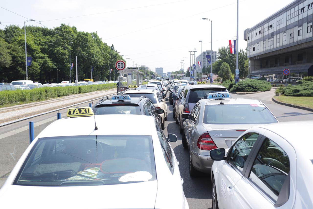 Zagreb: Taksisti blokirali nekoliko traka u Vukovarskoj prosvjeduju?i protiv Ubera