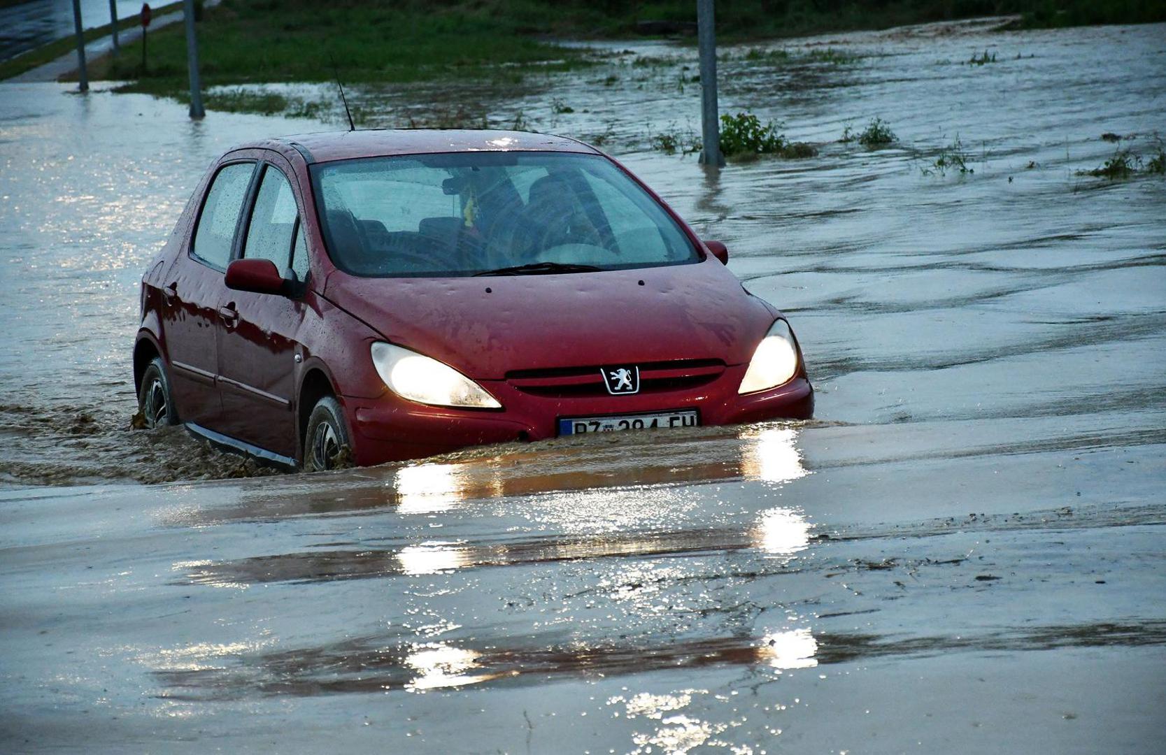 08.06.2023., Pozega - Snazno nevrijeme zahvatilo Pozestinu i grad Pozegu. Obilan pljusak oko 18 sati zamracio je nebo, upalila se javna rasvjeta, a velika kolicina vode preplavila je prometnice i napravila prometni kolaps na vise mjesta u gradu.  U Osjeckoj ulici u Pozegi voda je prekrila prometnicu, tako da su neki automobili ostali zarobljeni. Policija i vatrogasci su na terenu, a promet se preusmjerava.  Photo: Ivica Galovic/PIXSELL