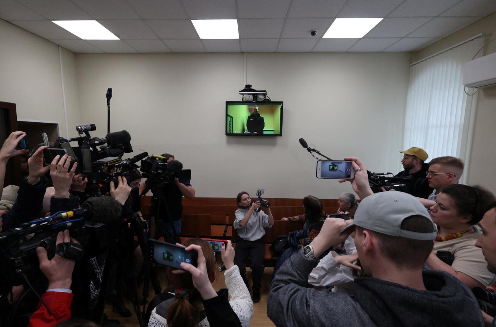 Russian opposition leader Alexei Navalny is seen on a screen via video link from a penal colony in the Vladimir Region during a hearing at the Basmanny district court in Moscow, Russia April 26, 2023. REUTERS/Yulia Morozova Photo: YULIA MOROZOVA/REUTERS