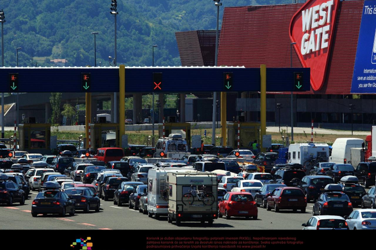 '09.07.2011., Zagreb - Guzva na naplatnim kucicama Zapresic na autocesti Zagreb-Macelj u smjeru mora nije se samanjivala ni u podnevnim satima. Photo: Zeljko Hladika/PIXSELL'