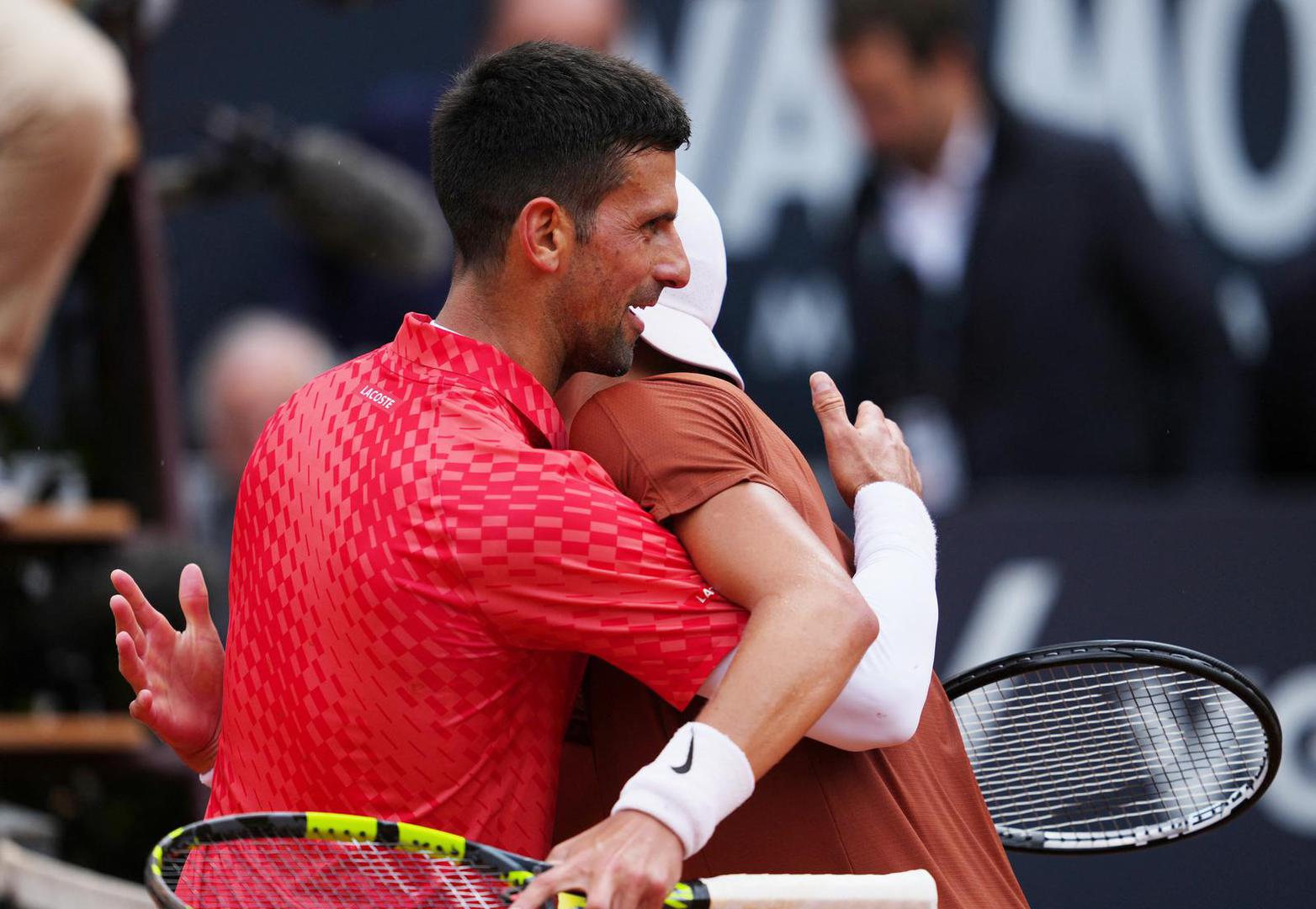 Tennis - Italian Open - Foro Italico, Rome, Italy - May 17, 2023 Denmark's Holger Rune hugs Serbia's Novak Djokovic after winning his quarter final match REUTERS/Aleksandra Szmigiel Photo: ALEKSANDRA SZMIGIEL/REUTERS