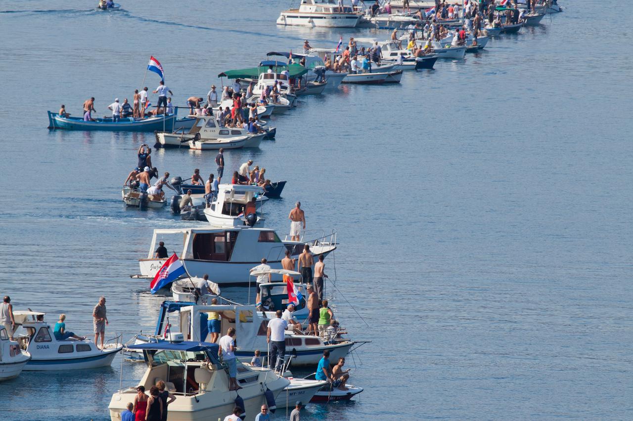 09.09.2012., Gradiliste peljeskog mosta, Komarna - U organizaciji braniteljske i udruge ladjara, brodicama je povezan poluotok Peljesac i Komarna na lokaciji predvidjenog mosta.  