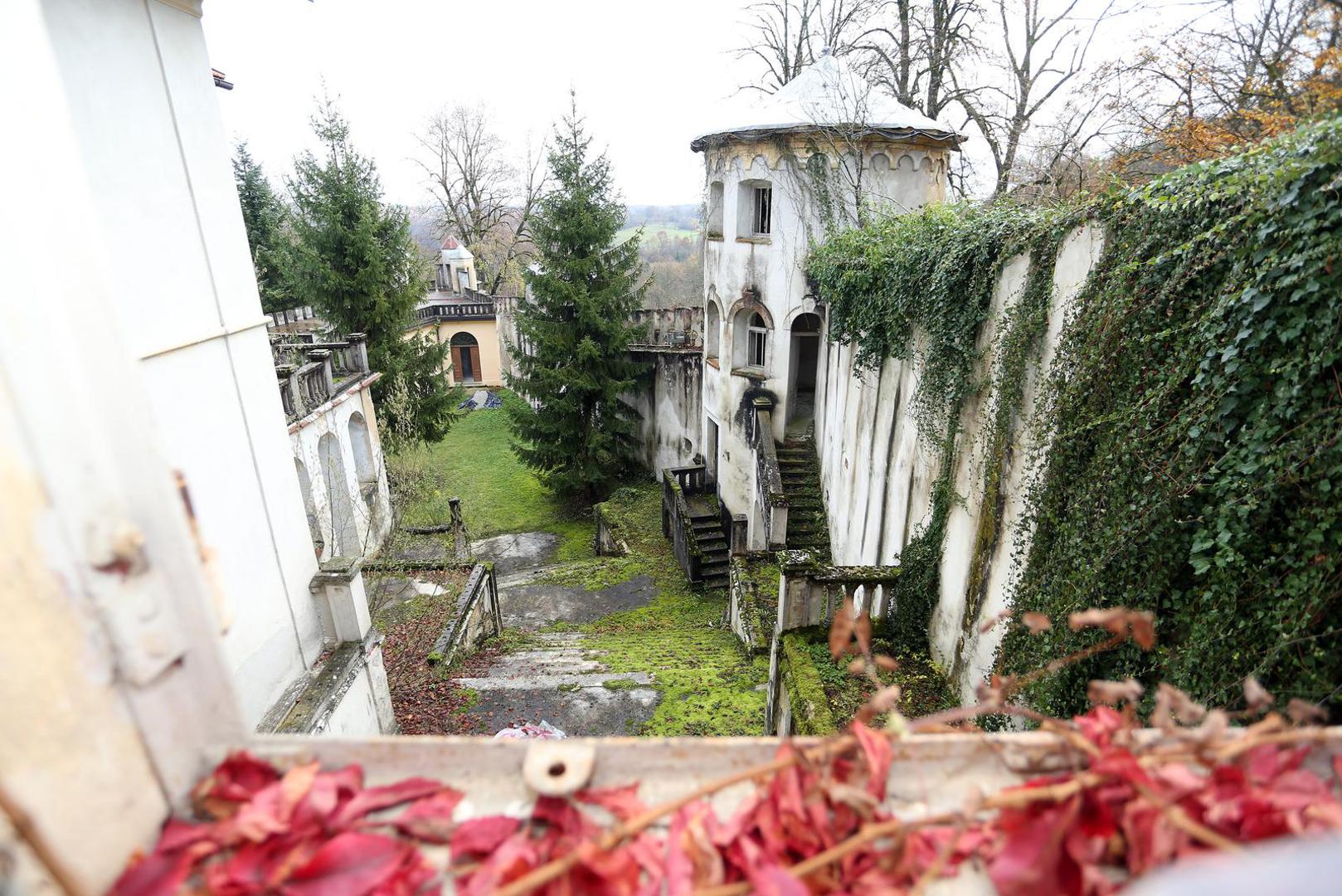 Dvorac Bosiljevo u svojim najslavnijim danima bio je u vlasništvu Frankopana. Za njih je i građen, u 15. stoljeću