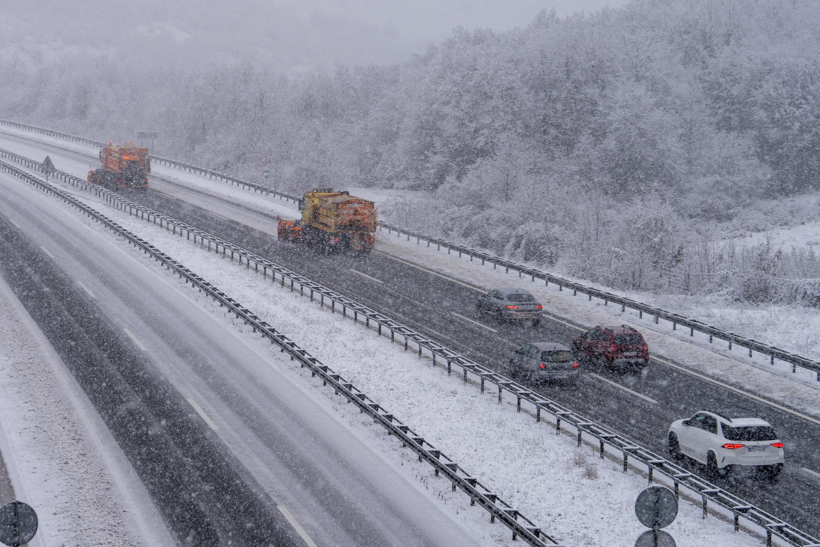 Autocesta A1 Zagreb-Ploče-Karamatići između čvorova Sveti Rok i Posedarje zatvorena je za sav promet zbog olujnog vjetra, a obilazak za osobna vozila vodi preko čvora Zadar istok i dalje cestom Karin-Obrovac-Gračac.