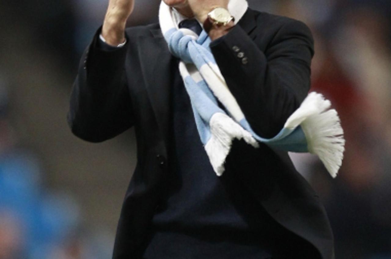 'Manchester City\'s manager Roberto Mancini reacts during their English Premier League soccer match against Tottenham Hotspur at the City of Manchester Stadium in Manchester May 5, 2010.  REUTERS/Eddi