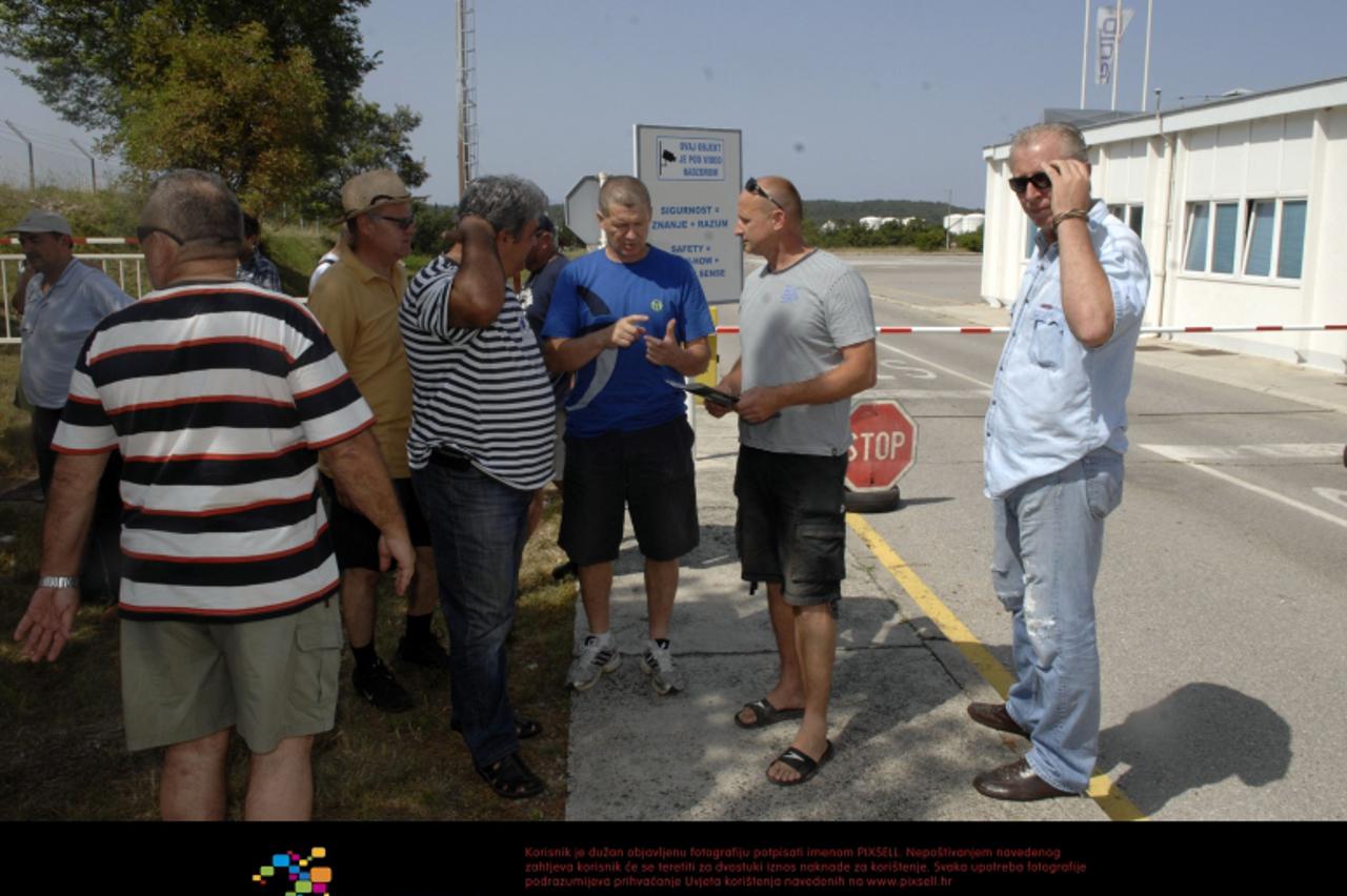 '01.07.2012., Omisalj - Radnici Dine blokirali ulaz u tvornicu koji ce odblokirati kad im isplate zaostale place.  Photo: Goran Kovacic/PIXSELL'