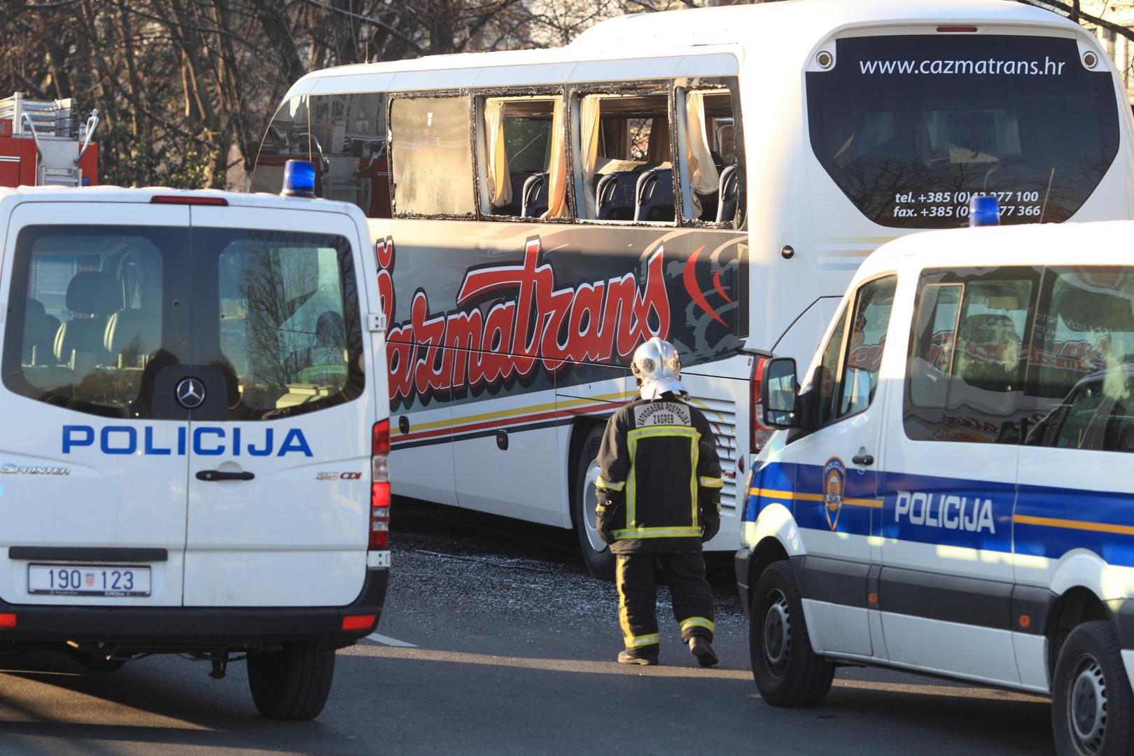 14.12.2010., Novi Zagreb, Zagreb - Autobus u kojem su bili navijaci Paoka na krizanju Savezne Republike Njemacke i Avenije Dubrovnik napali su huligani. Grupa BBB-a razbila je pozor na autobusu i bacila u njega baklju. Autobus se zapalio. Policija koja je pratila autobus, razbila je prozor i pomogla navijacima da izadju, a pozar su ugasili vatrogasci koji su na teren izasli s dva vozila. Nekoliko ozlijedjenih navijaca prebaceno je u bolnice, u Kliniku za traumatologiju i KB Sestara Milosrdnica. Photo: Zeljko Lukunic/PIXSELL