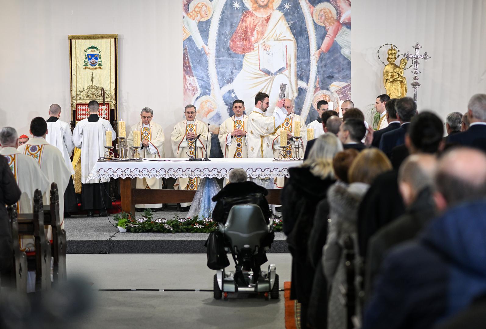 25.12.2023., Zagreb - U bogosluznom prostoru bl. Alojzija Stepinca zagrebacki nadbiskup Drazen Kutlesa predvodio je bozicnu danju misu. Photo: Neva Zganec/PIXSELL