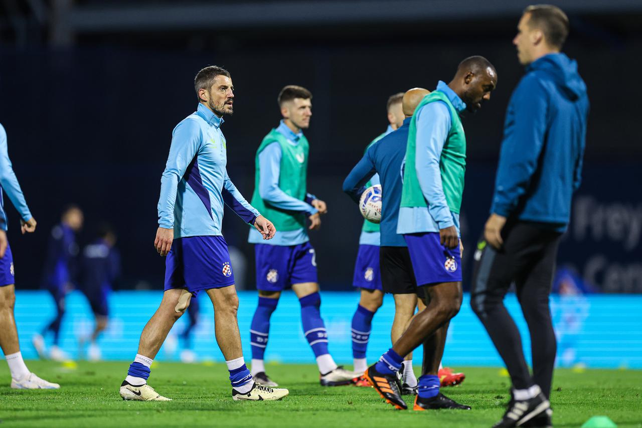 Zagreb: Zagrijavanje igrača uoči početka utakmice Dinamo i Hajduk