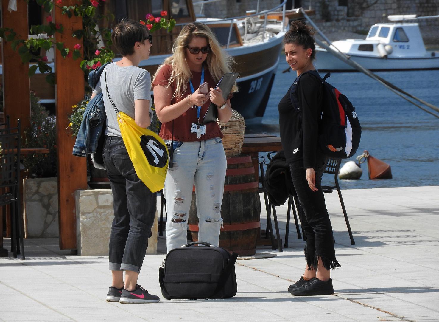 Glavne zvijezde Meryl Streep, Colin Firth, Pierce Brosnan i Amanda Seyfried još nisu stigli na otok i njihov dolazak je najavljen tek krajem rujna.