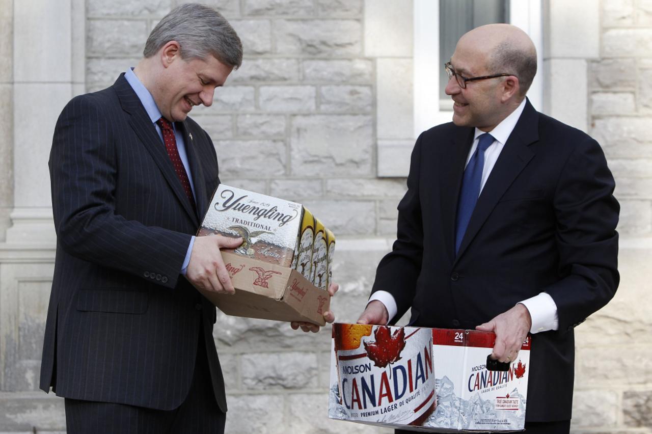 Stephen Harper dobiva zarađeno pivo