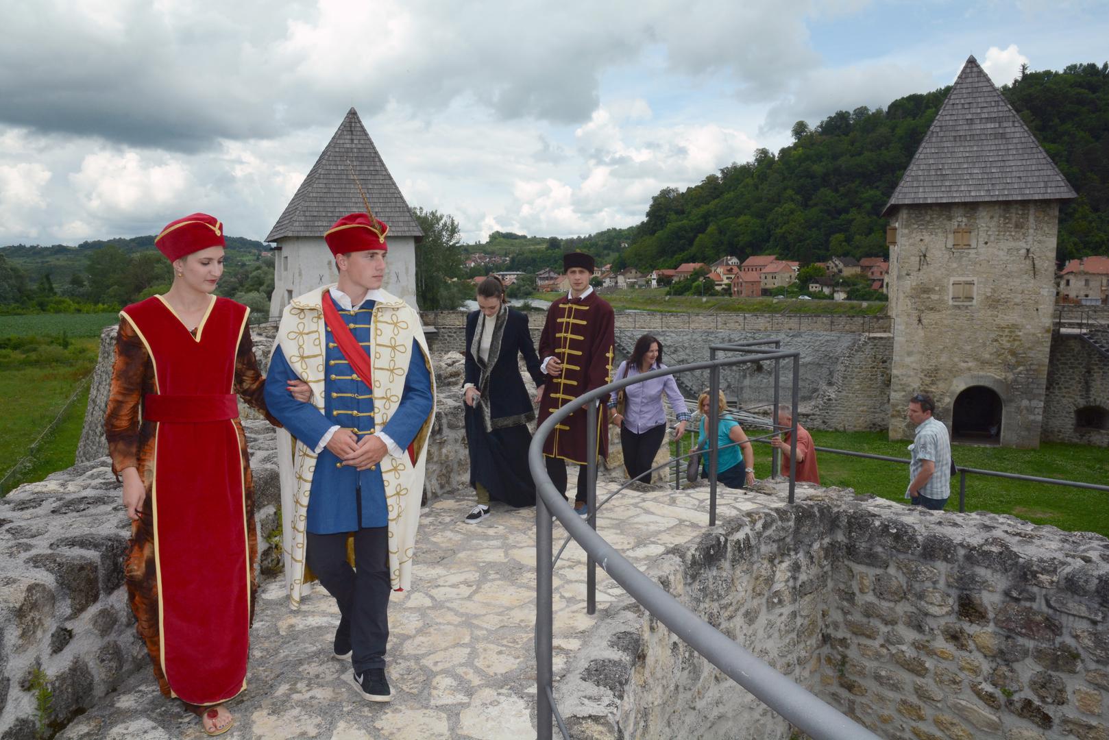 Na području Banovine hrvatski plemenitaši Zrinski imali su brojne utvrde, a Zrin i Gvozdansko su među najpoznatijima