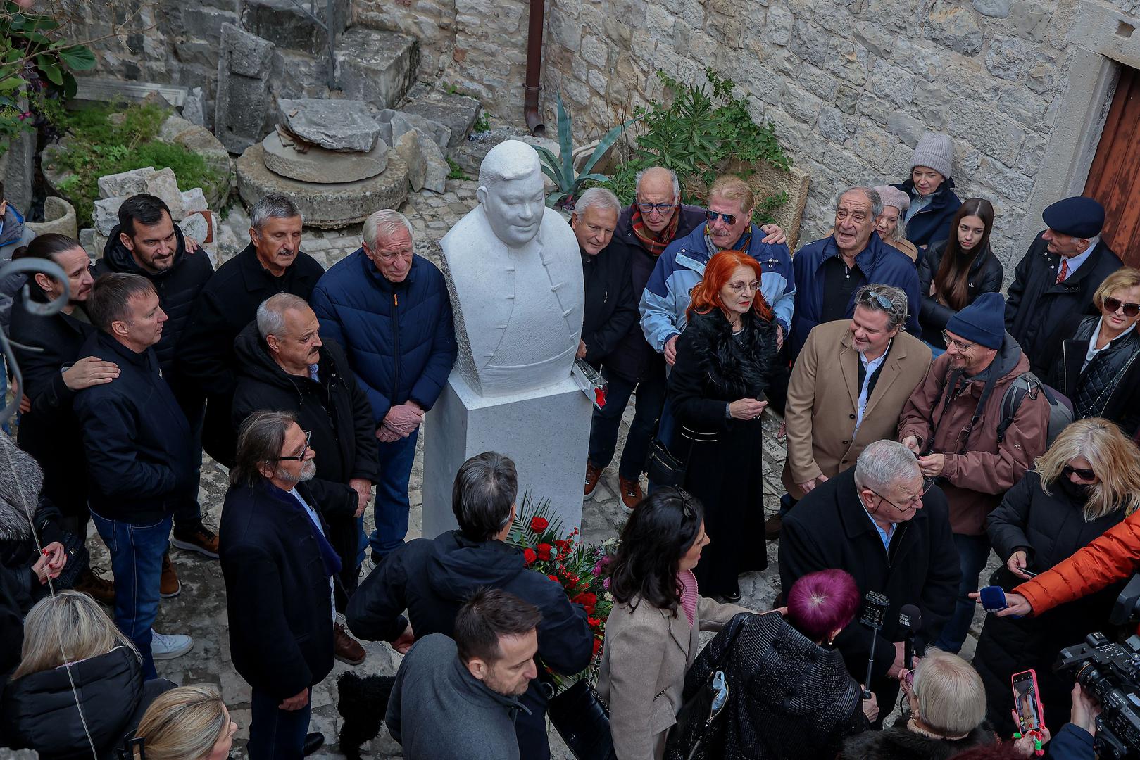 Na dan kada bi proslavio svoj 70. rođendan, u Trogiru je svečano otkriven spomenik nezaboravnom Vinku Coci, jednom od najznačajnijih glasova dalmatinske glazbene scene.