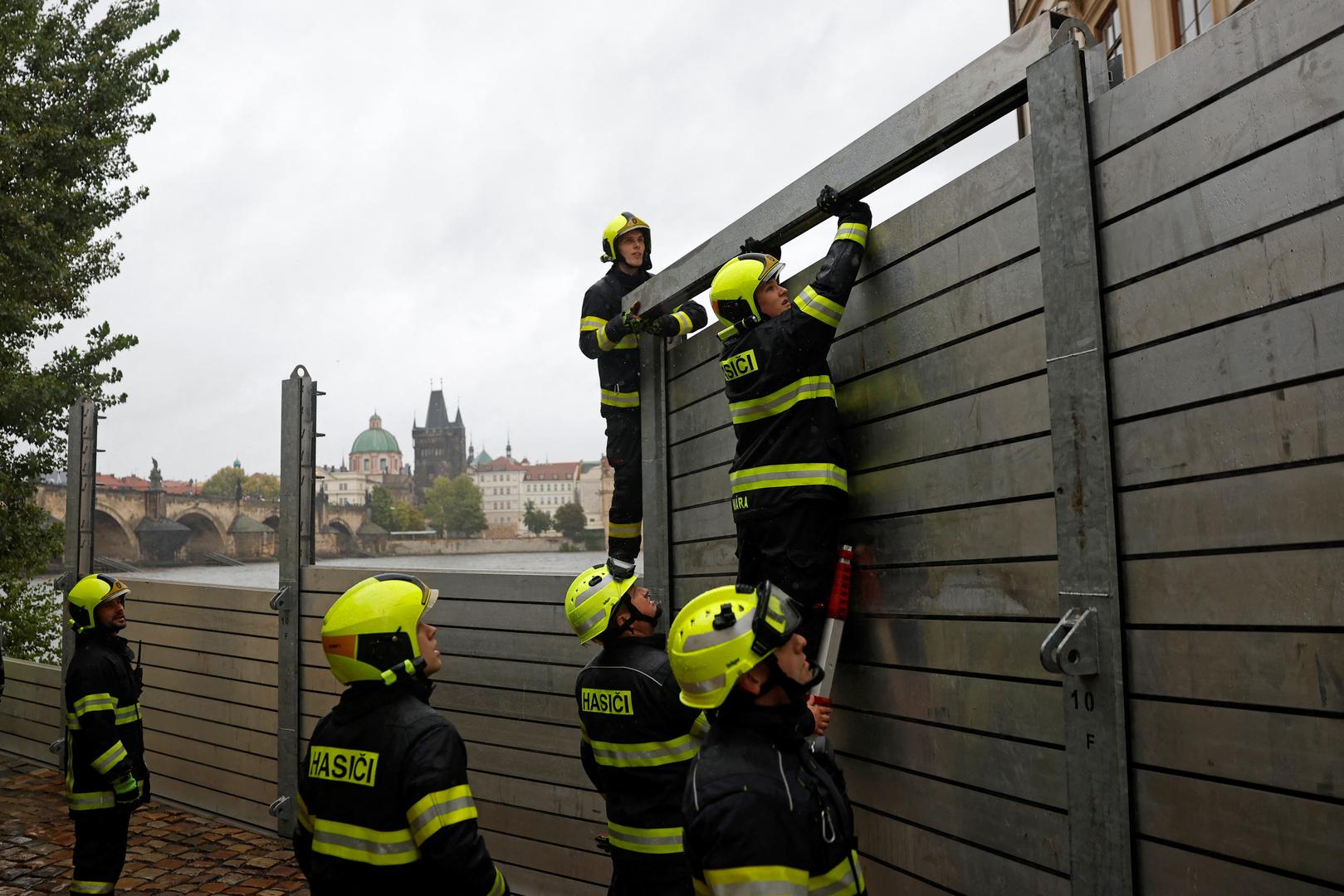 Firefighters assemble a water barrier in the medieval Kampa district to prevent flood water from spilling into streets, in Prague, Czech Republic, September 13, 2024. REUTERS/David W Cerny Photo: DAVID W CERNY/REUTERS