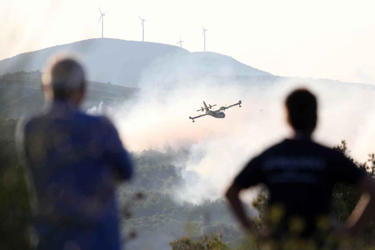 Od ponoći traje borba s požarima na šibenskom području