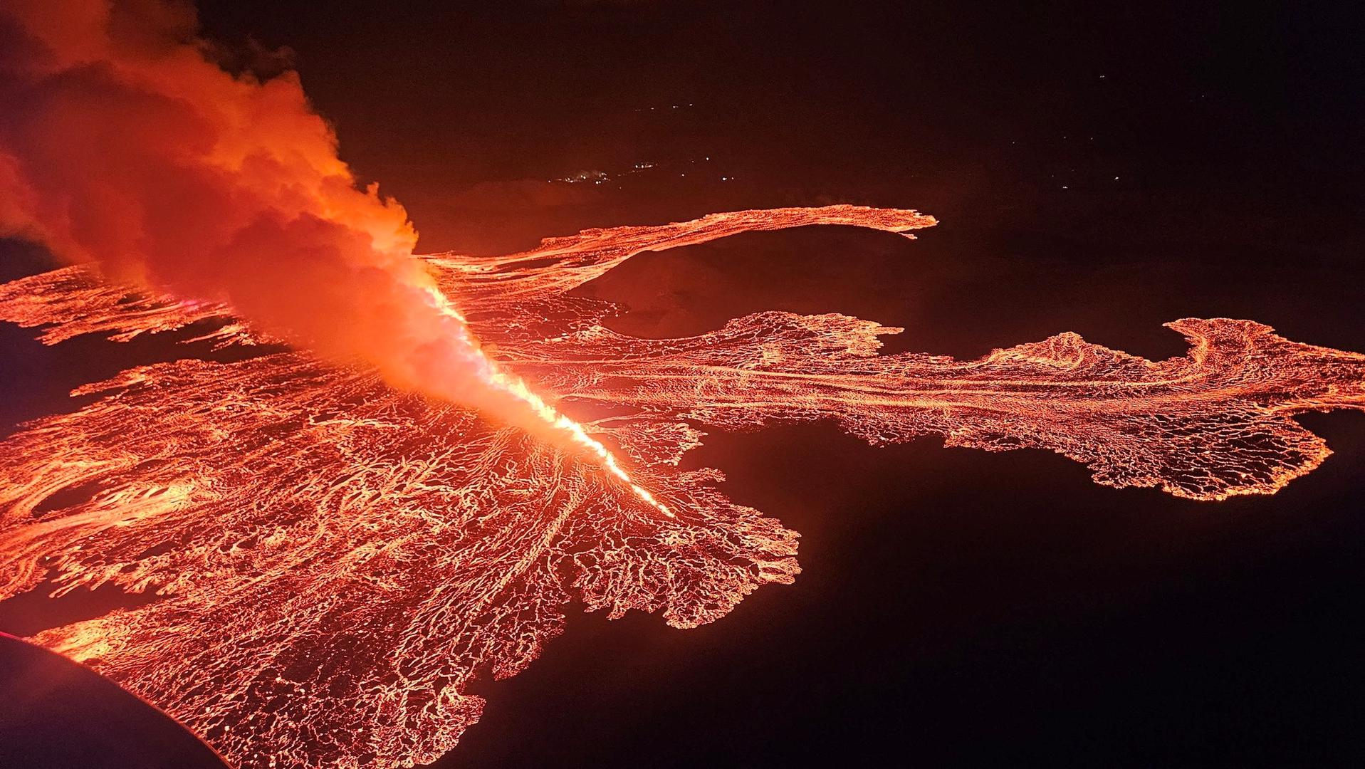 Kasno navečer u srijedu eruptirao je vulkan u blizini glavnog grada Islanda i to po deseti put u zadnje tri godine, izbacujući velike količine lave i dima. 