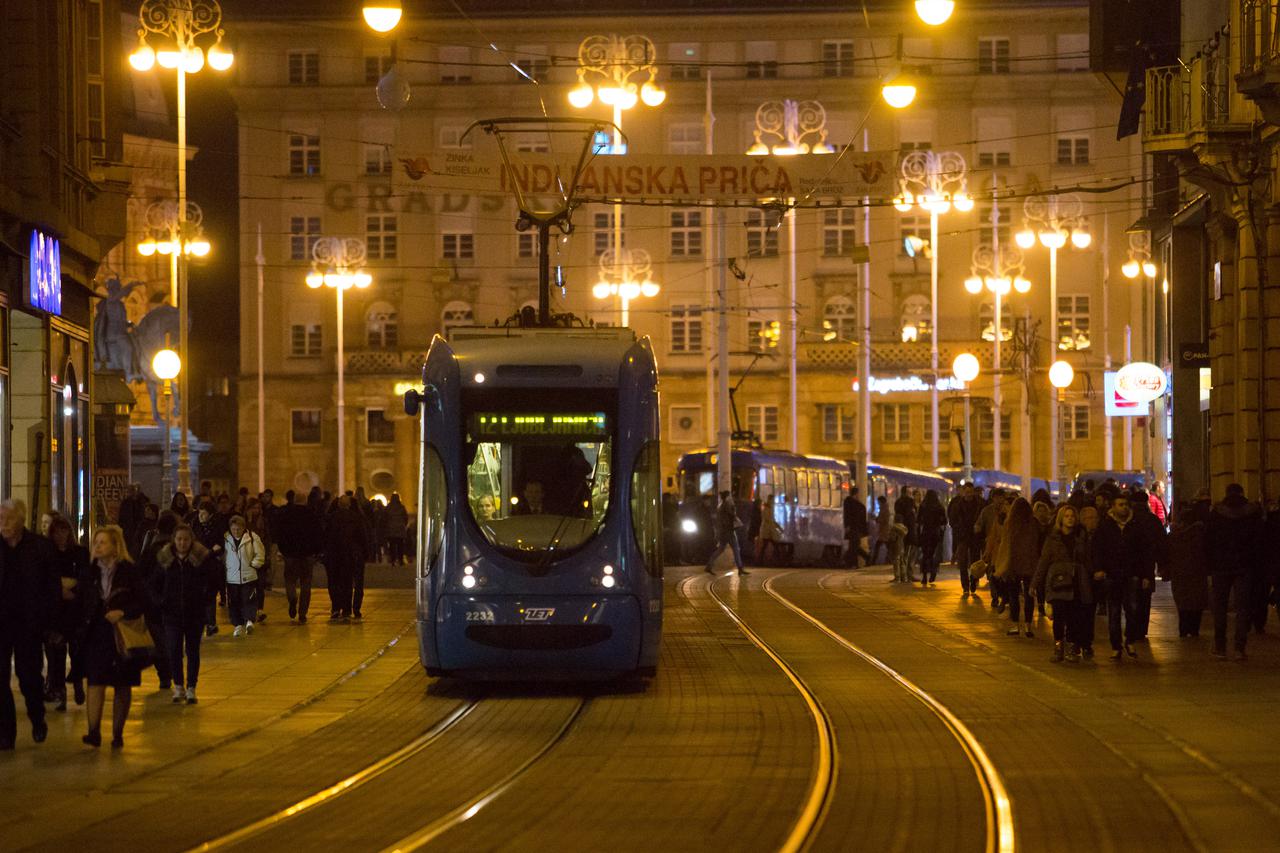 Zagreb: Topla nedjeljna ve?er izmamila je gra?ane u šetnju centrom grada