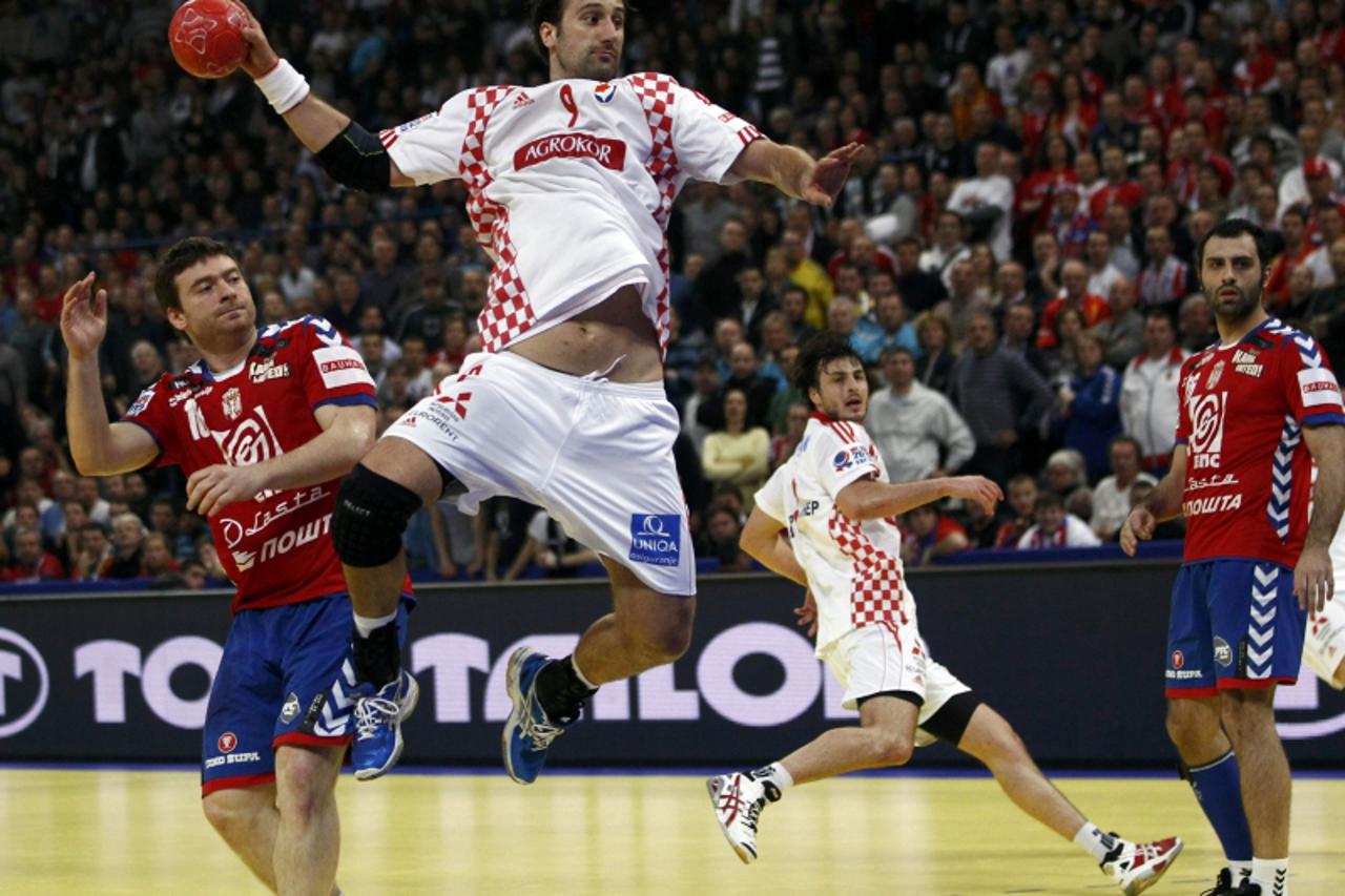 'Croatia\'s Igor Vori (C) attempts to score in front of Serbia\'s Rastko Stojkovic (L) during their men\'s European Handball Championship semifinals match in Belgrade January 27, 2012. REUTERS/Ivan Mi