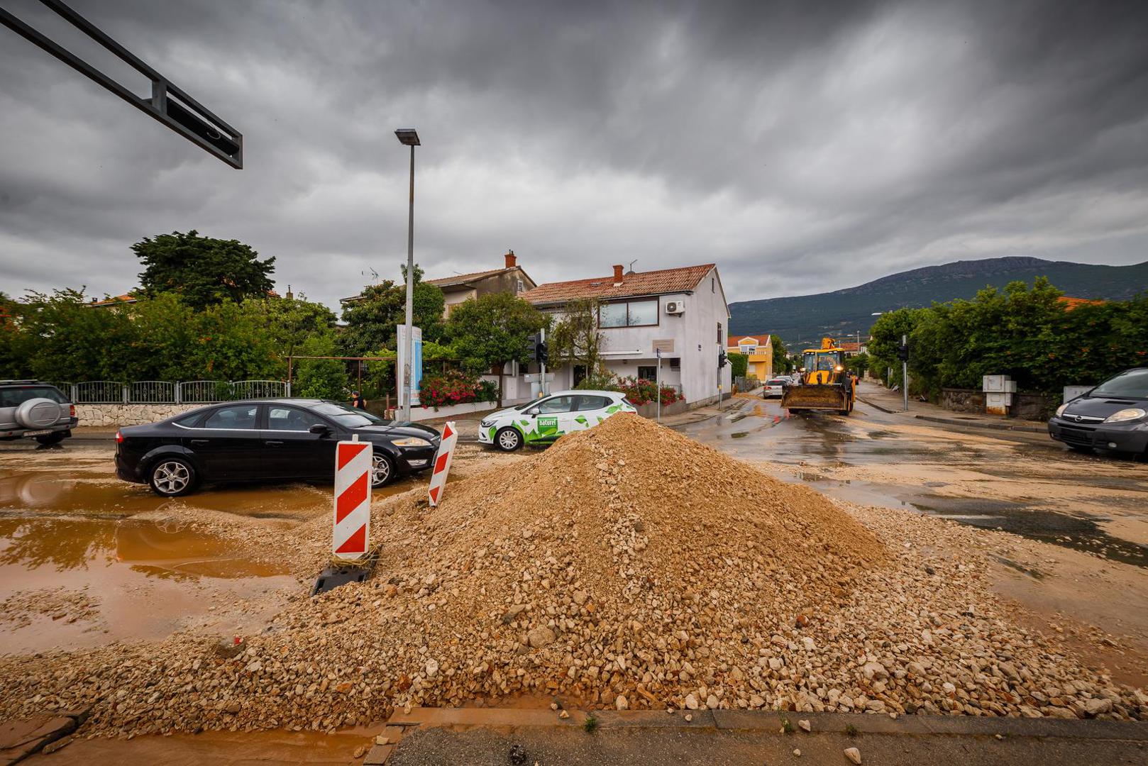 30.05.2022., Kastela - Tijekom jutra sire trogirsko i kastelansko podrucje zahvatilo je olujno nevrijeme s obilnom kisom, te su mnoge kuce i poslovni prostori poplavljeni.

 Photo: Zvonimir Barisin/PIXSELL