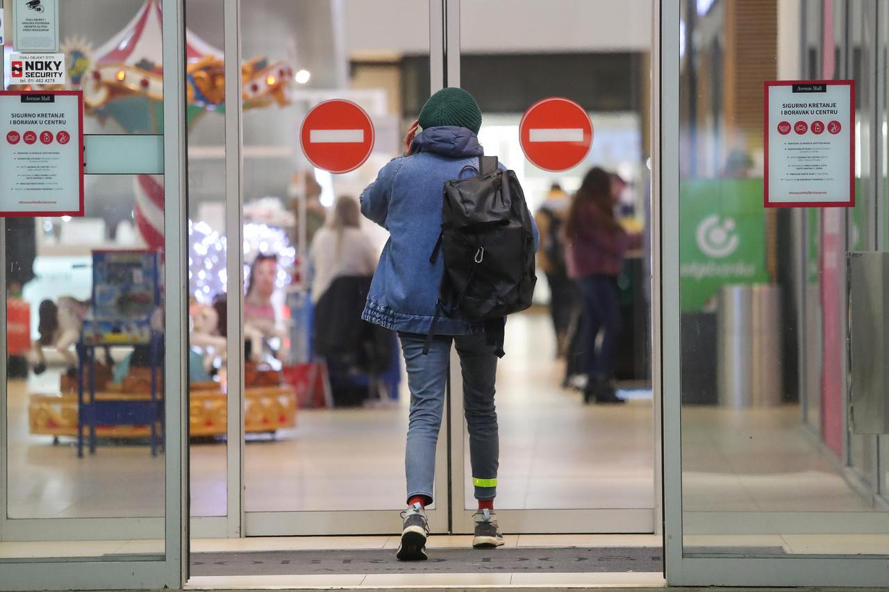 Gužve ispred zagrebačkih trgovačkih centara zbog Black Fridayja