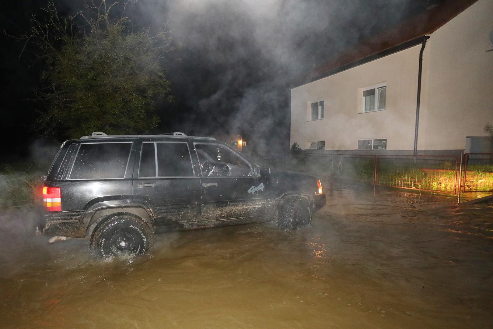 16.05.2023., Duga Resa - Zbog visokog vodostaja rijeke Mreznice poplavljena su brojna naselja oko Duga Rese. U Gornjem Mrzlom Polju brojne kuce su odsjecene i nema struje. Vatrogasci i HGSS  ispumpavaju vodu iz podruma kuca i dovoze vrece sa pijeskom. Photo: Kristina Stedul Fabac/PIXSELL