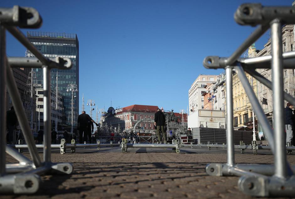 Zagreb: Na glavnom Trgu u tijeku je postavljanje bine za doček Nove godine