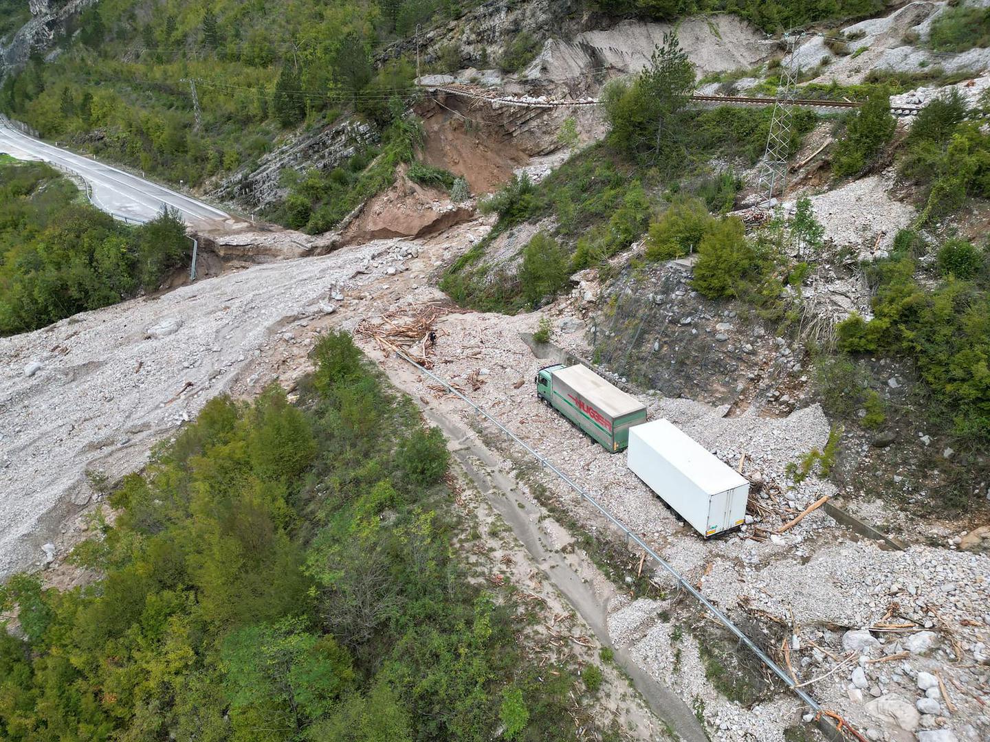 U Jablanici i u općinama središnje Bosne Kiseljak, Kreševo i Fojnica cestovne su komunikacije u prekidu ili su oštećene, mobilne telefonske mreže nisu u funkciji a pojavili su se i problemi u opskrbi strujom i vodom.

