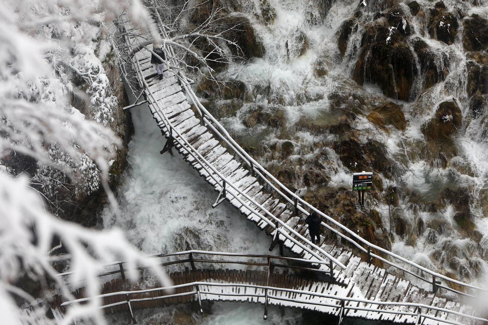 20.01.2023, Plitvicka jezera - Na Plitvickim jezerima palo je dvadesetak centimetara novog snijega. U snjeznoj idili i pravim zimskim temperaturama danas su uzivali i brojni turisti. Photo: Kristina Stedul Fabac/PIXSELL