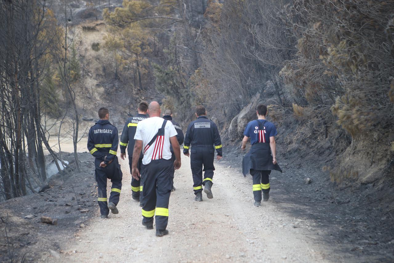 Vatrogasci probdjeli noć na požarištu kod Lokve Rogoznice