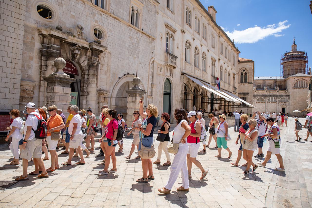 Sve brojnije grupe gostiju u Dubrovniku