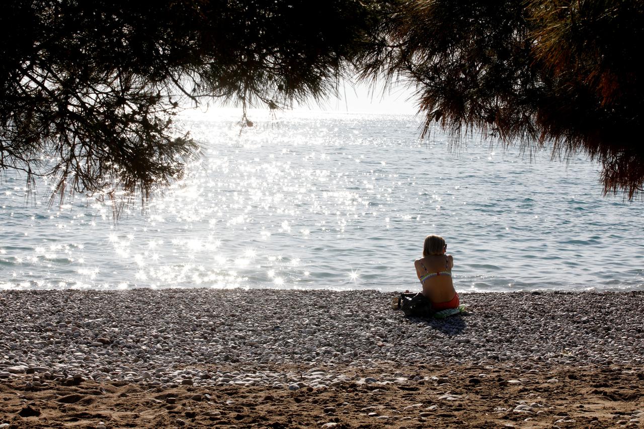 Tourists and locals battle heat on Balkan coast