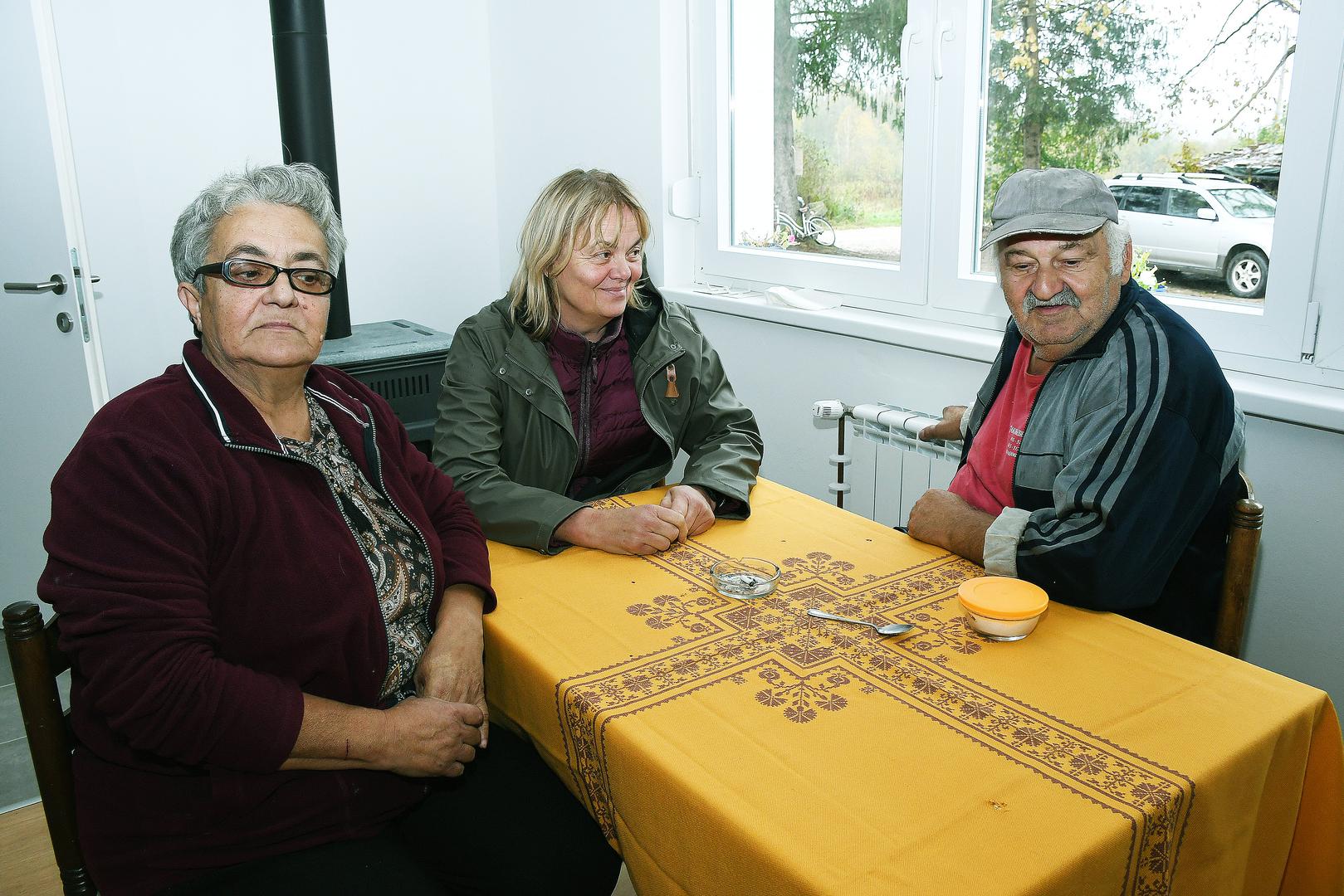 07.11.2023.,Glina, Majske Poljane - Obilazak obnovljenih kuca od strane drzave, onih koje su obnovljene donacijama, ali i ljude koji su i dalje u kontejnerima. Majske Poljane, Stana i Milorad Grubic. 
Branka Baksic Miksic
 Photo: Nikola Cutuk/PIXSELL