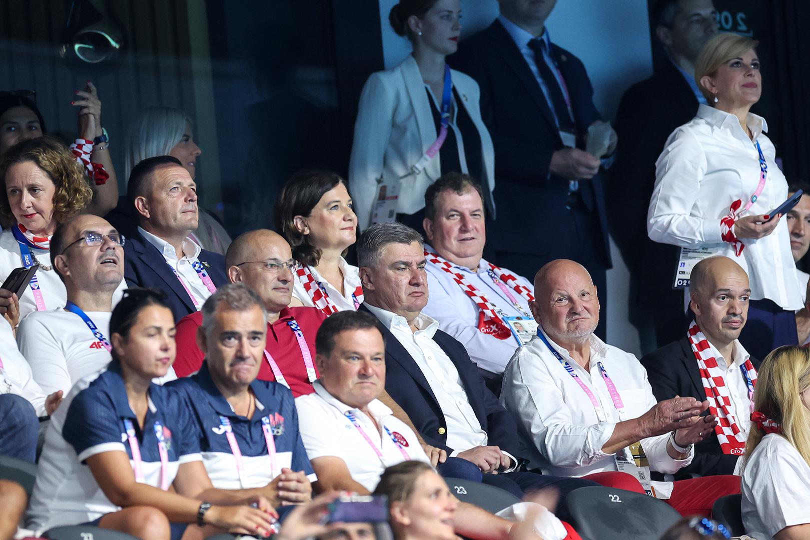 Milanović je u svečanoj loži kompleksa La Defence Arena s članicom Međunarodnog olimpijskog odbora Kolindom Grabar Kitarović i predsjednikom Hrvatskog olimpijskog odbora Zlatkom Matešom.