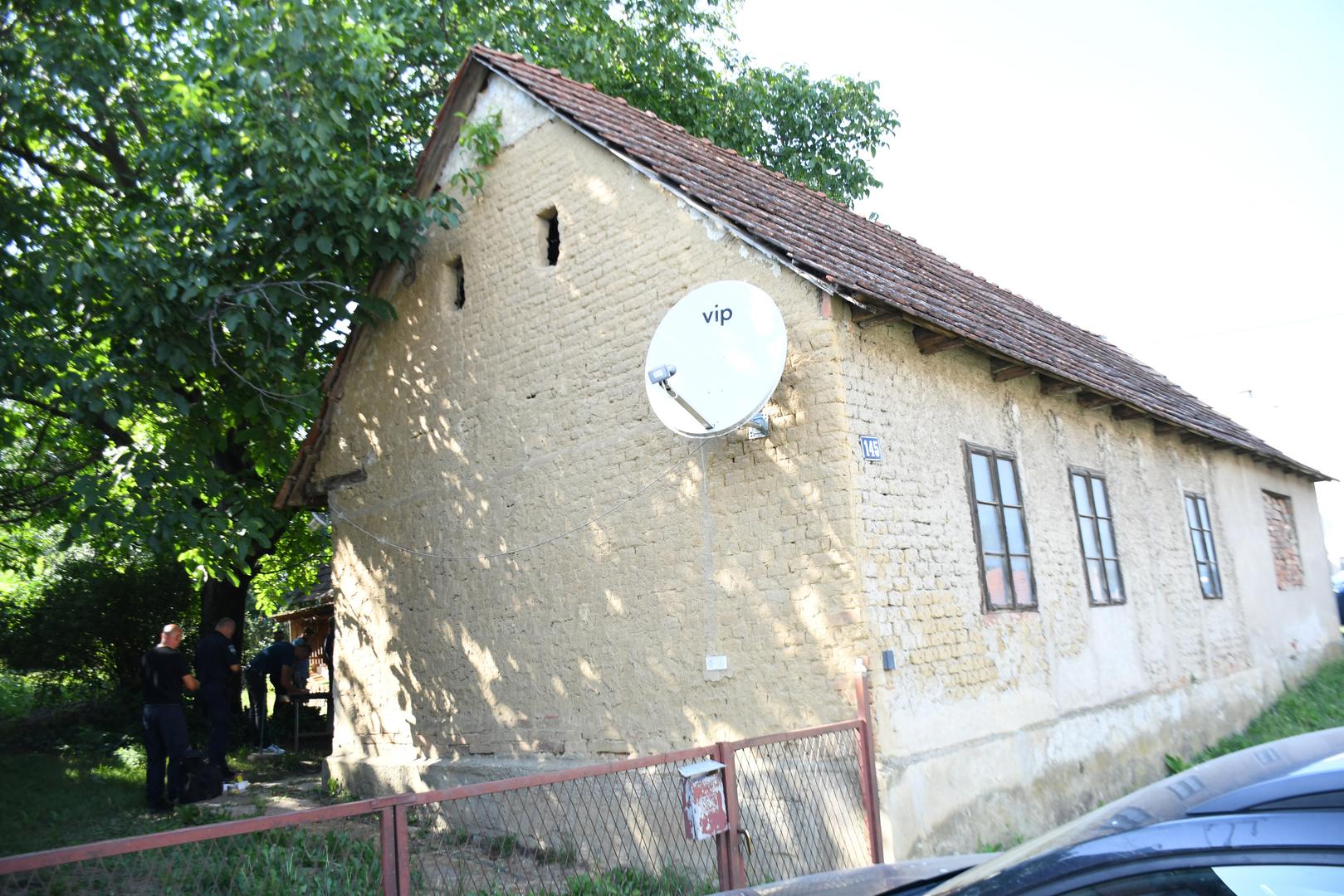 Mještani pričaju kako je ubojica svaki dan pio ispred lokalne trgovine, a bio je od prije poznat policiji. Zadnji put je protiv njega postupano u lipnju kada je napao jednog poznanika s kojim je pio te je tada dobnio prijavu za narušavanje reda i mira. 