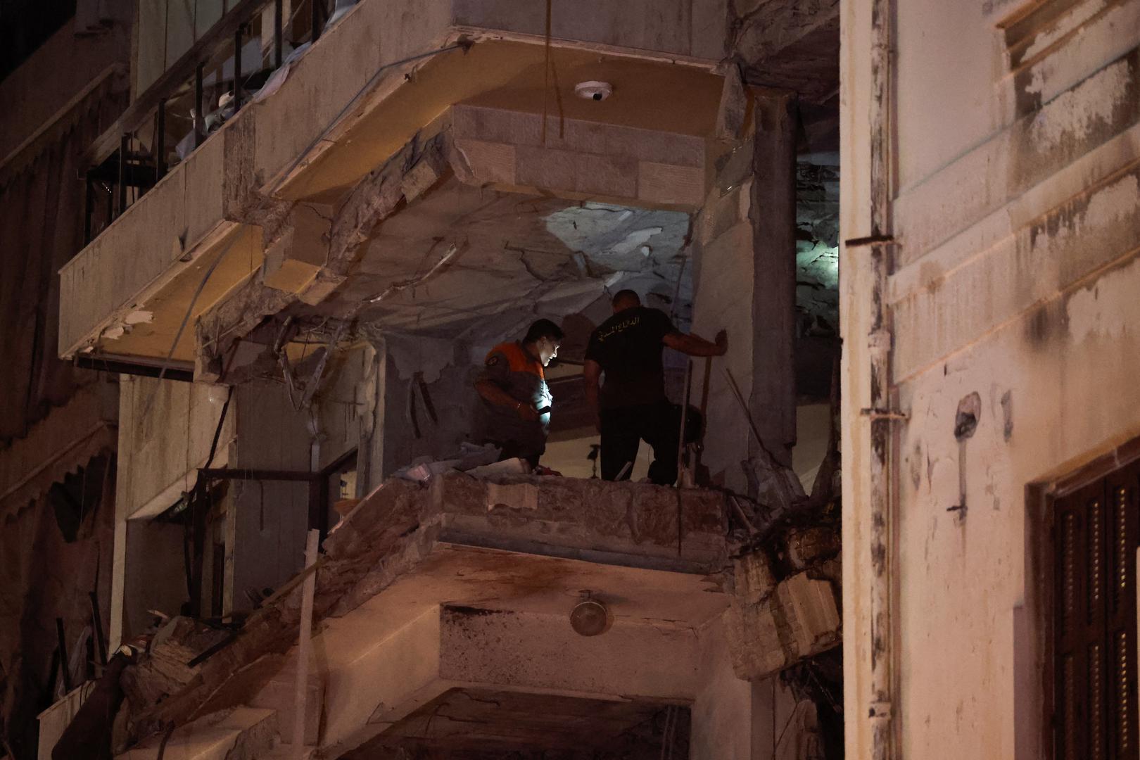 People inspect inside a damaged building at the site of an Israeli air strike, amid ongoing hostilities between Hezbollah and Israeli forces, in Ras Al- Nabaa, in Beirut, Lebanon, October 10, 2024. REUTERS/Louisa Gouliamaki Photo: LOUISA GOULIAMAKI/REUTERS