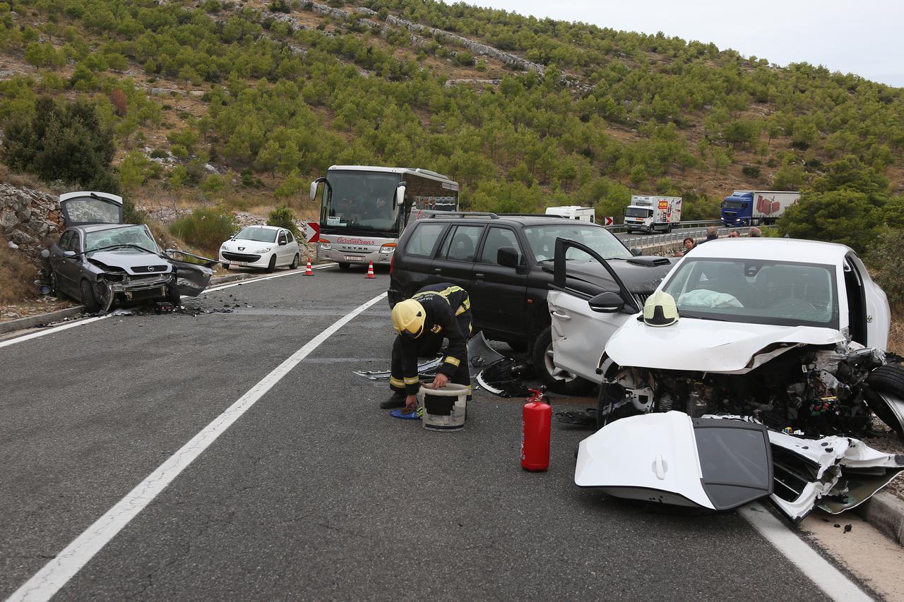 Zbog prometne nesreće prekinut je promet u mjestu Šparadići, sudarila su se tri automobila