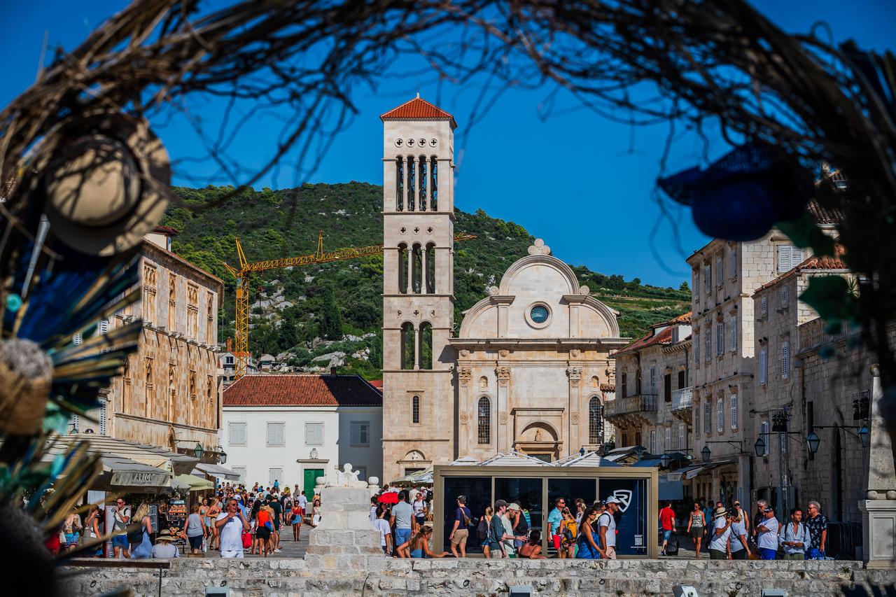 Hvar: Rimčeva Nevera izložena na gradskom trgu