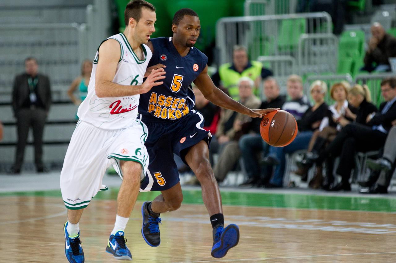 02.11.2011, Arena Stozice, Ljubljana, SLO, Basketball EL, Gruppe D, KK Union Olimpija (SLO) and Asseco Prokom Gdynia (POL), im Bild  Aleksandar Capin of Union Olimpija vs Oliver Lafayette of Asseco Prokom Gdynia during basketball match between KK Union Ol