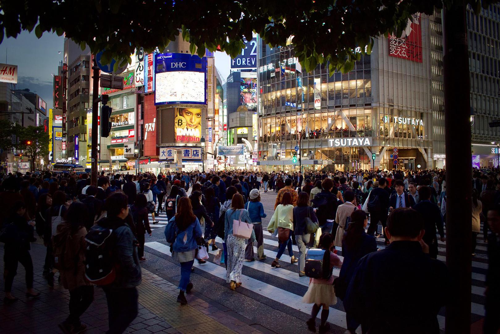 Tokio, Japan – Tokyo Christmas Market: Iako Japan nema dugu tradiciju božićnih sajmova, Tokyo Christmas Market privlači pažnju posjetitelja iz cijelog svijeta svojim jedinstvenim spojem istočne i zapadne kulture. Uz razne štandove s blagdanskim dekoracijama, posjetitelji mogu uživati u bogatoj gastronomskoj ponudi i jedinstvenom pogledu na Tokyo Tower, koji tijekom božićnog razdoblja ima posebno svjetlosno uređenje.