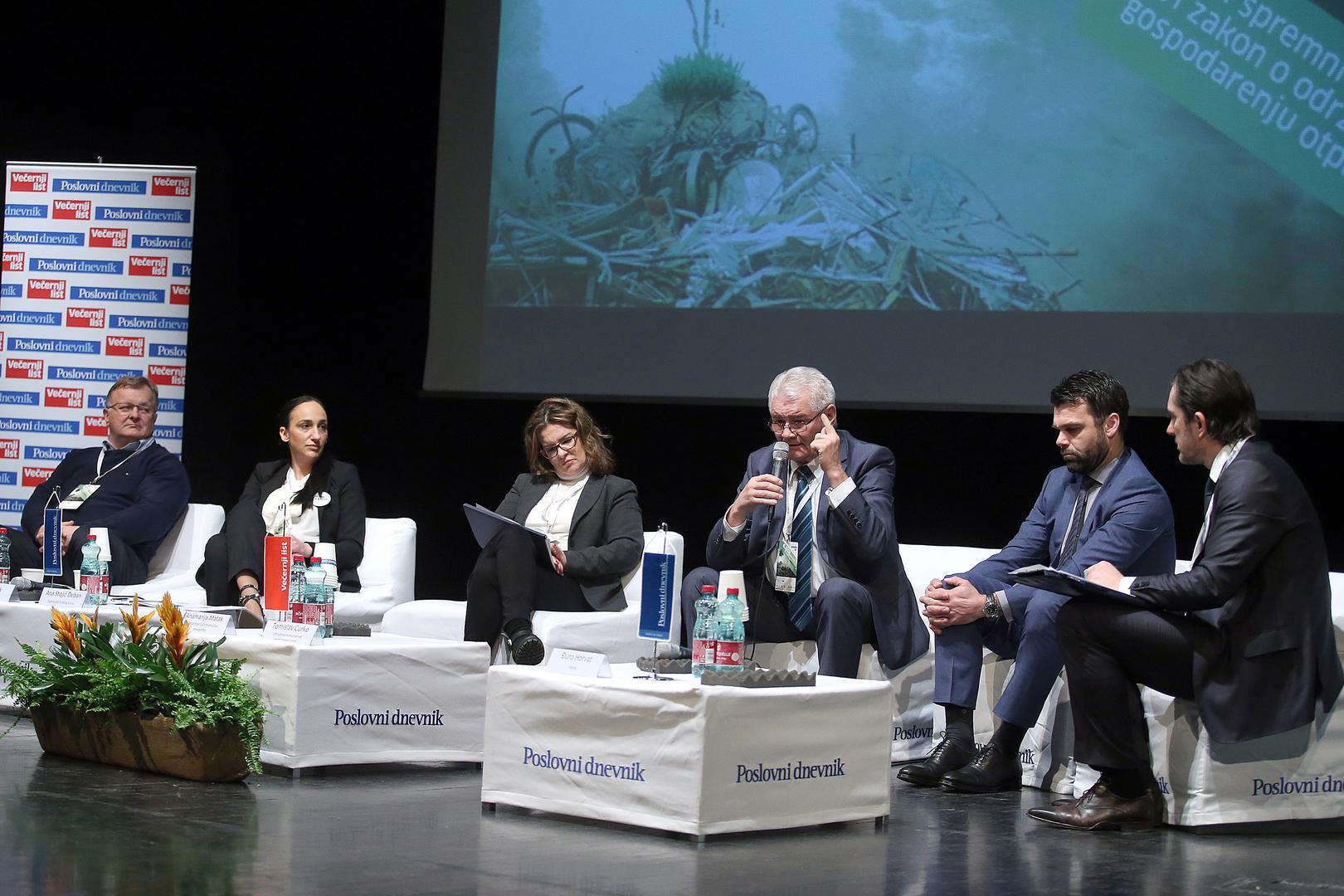 Željko Turk, Ana Stojić Deban, Anamarija Matak, Đuro Horvat, Tomislav Ćurko i Mislav Šimatović, zamjenik glavnog urednika Večernjeg lista, na panel-diskusiji u Koncertnoj dvorani Vatroslav Lisinski “Gradovi u sustavu gospodarenja komunalnim otpadom i modeli financiranja”