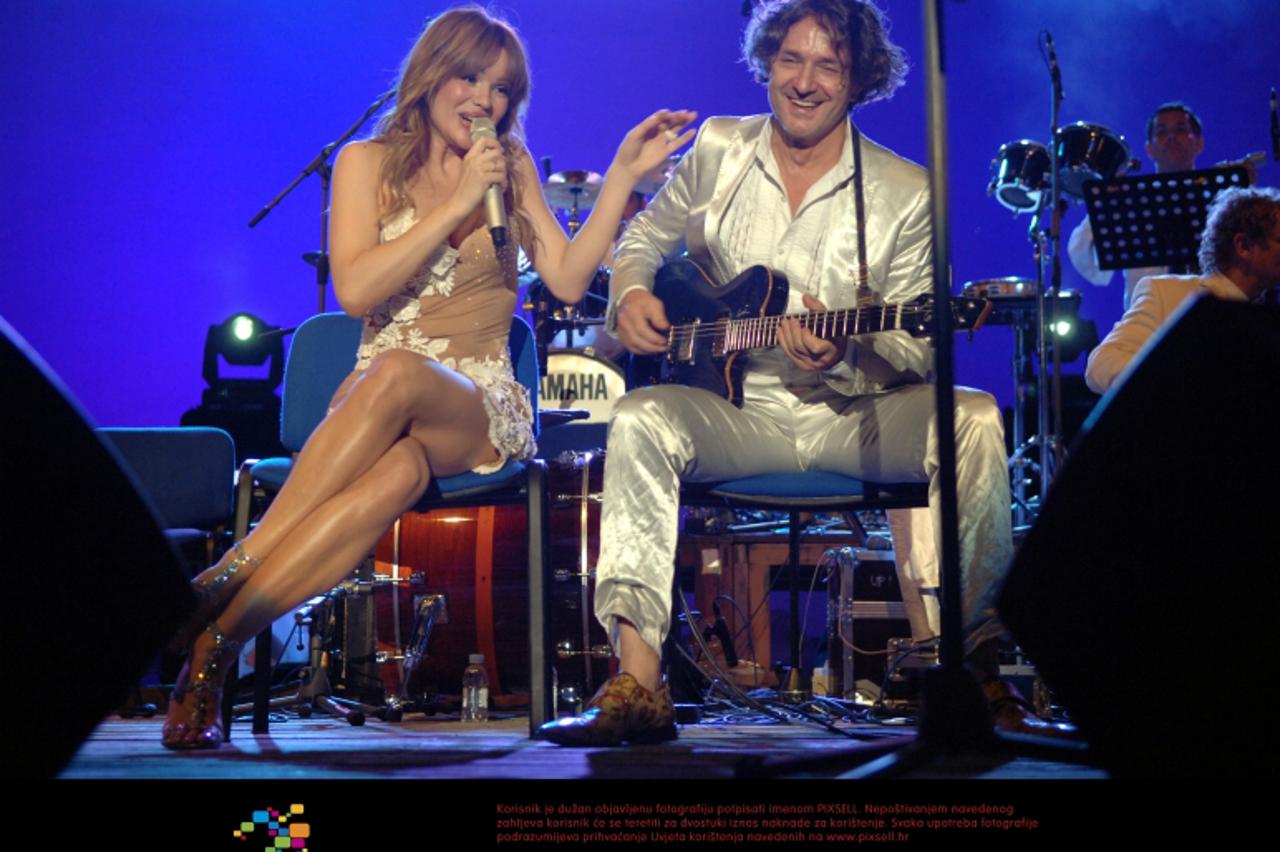 '30.06.2009. Opatija - Goran Bregovic i Severina na opatijskoj Ljetnoj pozornici zapoceli su veliku koncertnu turneju. Koncertna turneja zapoceta na Kvarneru obuhvatit ce mnoge vece gradove bivse Jugo