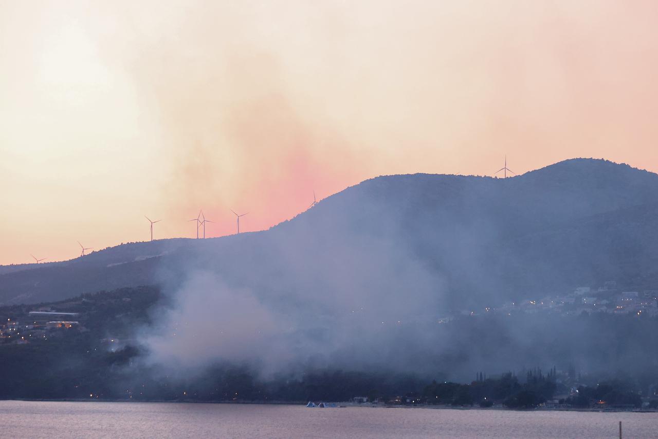 U blizini Trogira izbio požar, u gašenju pomažu i tri protupožarna aviona