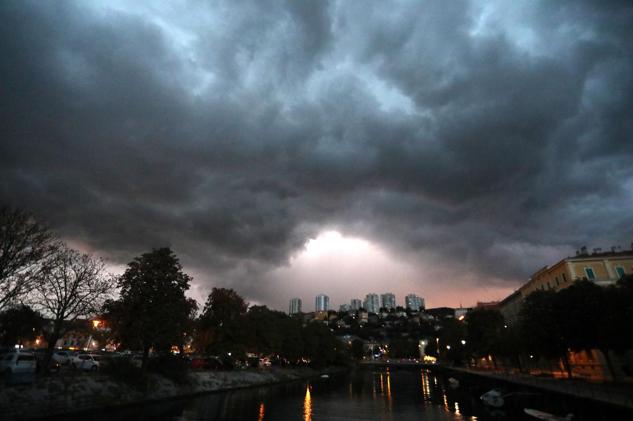 Rijeka: Kišni oblaci nad gradom