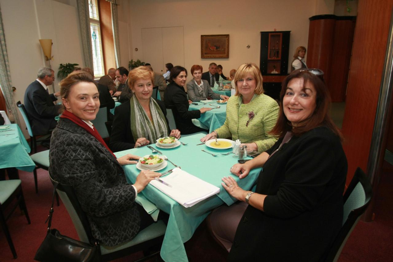 \'27.10.2010., Trg svetog Marka 6, Zagreb - Hrvatski sabor. Saborski restoran i zastupnici na rucku, tko s kim i sto objeduje. Marija Pejcinovic Buric, Ivanka Roksandic, Karmela Caparin, Dubravka Suic